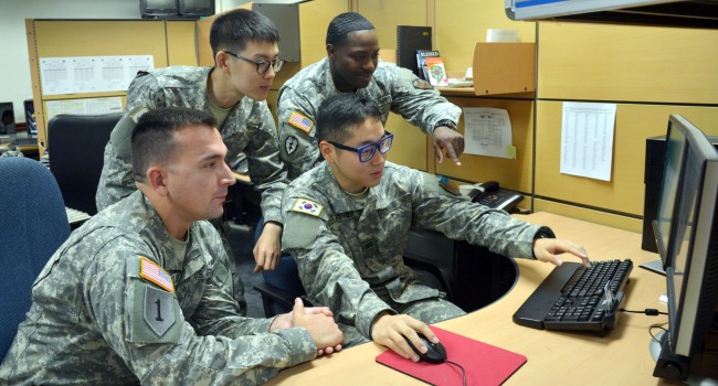 KATUSAs work with U.S. soldiers at a public affairs office in the U.S. garrison in Yongsan, central Seoul, last month. (Kim Myung-sub/The Korea Herald)
