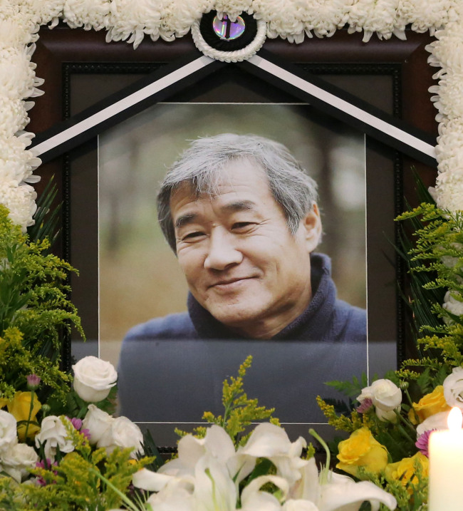 Late author Choe In-ho’s photograph is displayed in his wake being held at the Catholic University of Korea Seoul St. Mary’s Hospital in Seoul. (Yonhap News)