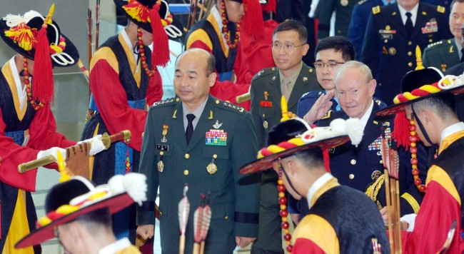 Joint Chiefs of Staff Chairman Gen. Jung Seung-jo and his U.S. counterpart Martin Dempsey inspect an honor guard at the JCS headquarters in Seoul on Monday before opening the annual Military Committee Meeting. (Kim Myung-sub/The Korea Herald)