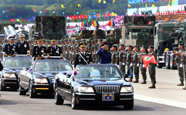 President Park Geun-hye and military leaders inspect the military during Tuesday’s Armed Forces Day parade at Seoul Air Base in Seongnam, Gyeonggi Province. (Chung Hee-cho/The Korea Herald)