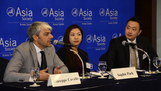 Giuseppe Cavallo (left), the country manager of TOD’S Korea, speaks at a forum on Korea’s luxury brand craze organized by the Asia Society Korea Center at a hotel in Seoul on Tuesday. (Park Hae-mook/The Korea Herald)