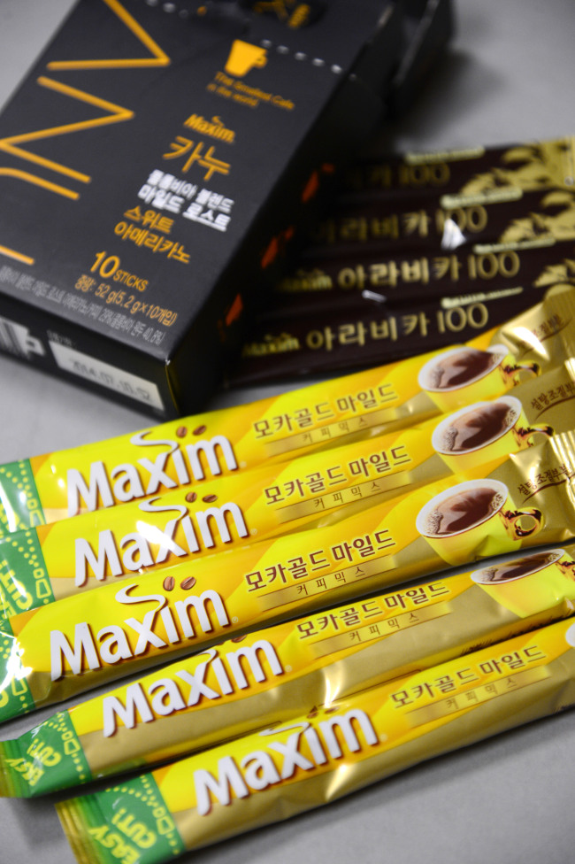 An array of instant coffee mix sachets (Park Hae-mook/The Korea Herald)