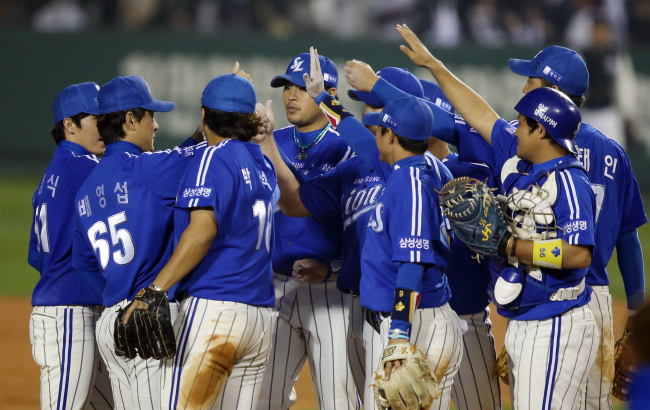 Samsung Lions players celebrate after winning the Korean Series Game 5 at the Jamsil Stadium in Seoul, Tuesday. (Yonhap News)