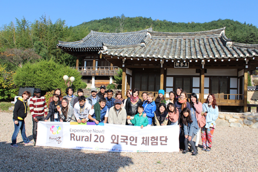 International students from Hanyang University pose ahead of a Rural 20 tour program to Jeouri Village in Andong, North Gyeongsang Province. (Modu Tour)
