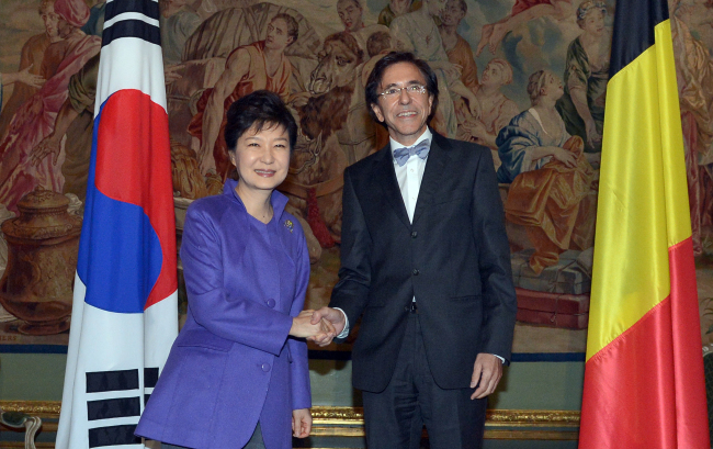 President Park Geun-hye shakes hands with Belgium Prime Minister Elio Di Rupo ahead of their summit talks at the Egmont Palace in Brussels on Thursday. (Yonhap News)