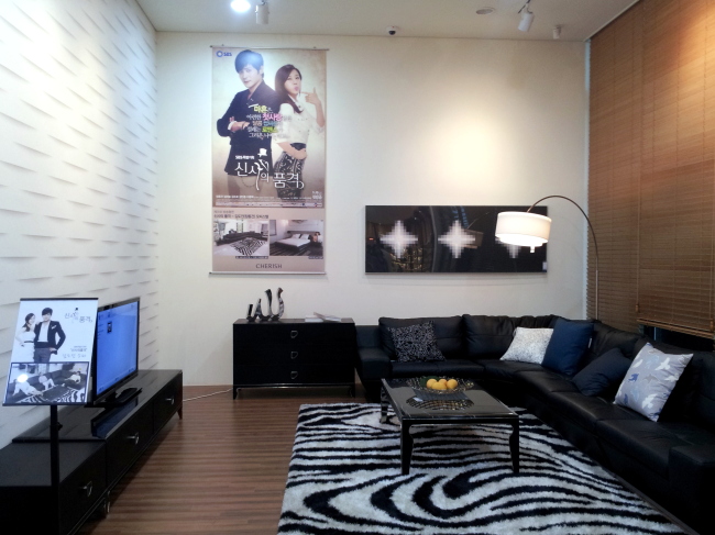 A lounge area in the Hallyu Experience Zone is modeled after the living room featured in television series “A Gentleman’s Dignity.” (Gangnam Tourist Information Center)