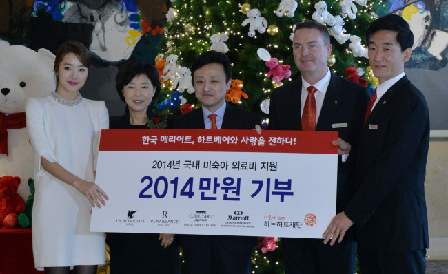 Executives and employees of four Marriott International affiliates in Korea donated 20.14 million won ($19,000) to the Heart to Heart Foundation at JW Marriott Hotel Seoul on Friday. The money will be used to treat premature infants of low-income families. From left are actress So Yi-hyun, foundation chairwoman Shin In-sook, general manager Chris Lee, Renaissance Seoul director Michael Munro and JW Marriott manager James Lee. (Lee Sang-sub/The Korea Herald)