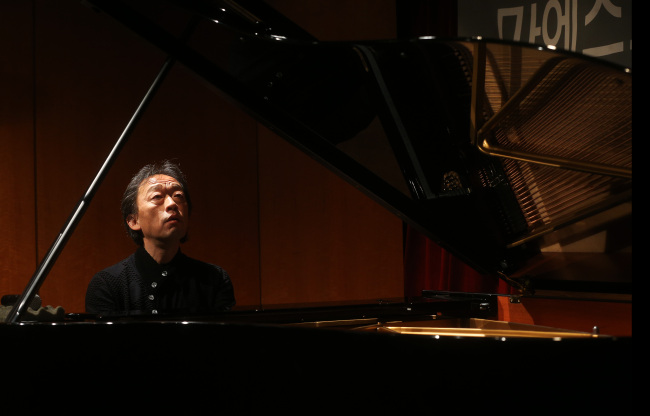 Maestro Chung Myung-whun plays the piano at the Maria Callas Hall in southern Seoul on Tuesday. (Yonhap News)