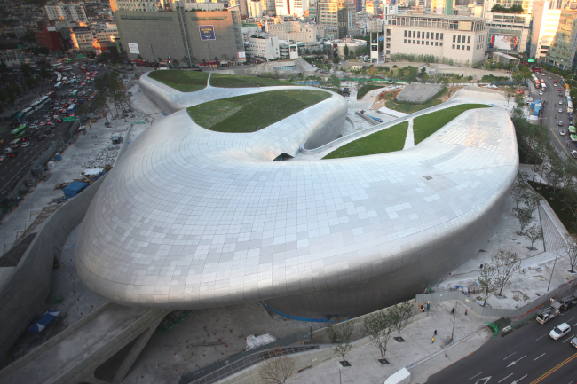 The exterior of the Dongdaemun Design Plaza and Park. (Seoul Design Foundation)