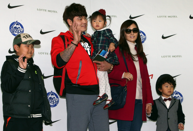 Choo Shin-soo and his family at Incheon International Airport on Wednesday (Yonhap News)