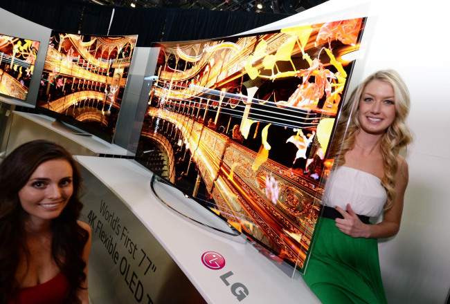 Models pose with LG Electronics’ flexible OLED TVs unveiled at the international CES in Las Vegas this month.(LG Electronics)