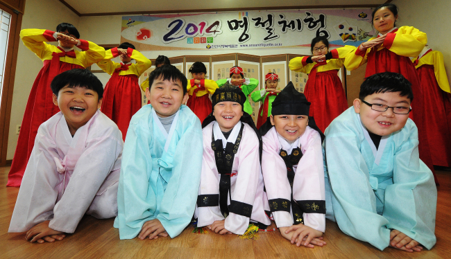 Children of multicultural families learn how to perform “sebae” during an event organized by Ansan, Gyeonggi Province, on Jan. 14. Sebae is a deep, kneeling bow performed by younger members of a family to the elders that takes place on the morning of Lunar New Year’s Day. (Yonhap)