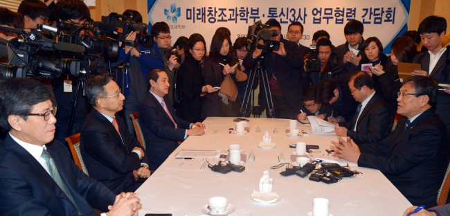 Science, ICT and Future Planning Minister Choi Mun-kee (first of right line) discusses a plan to root out illegal subsidy practices with CEOs of the country’s three mobile carriers at the Plaza Hotel Seoul on Thursday. (Kim Myung-sub/The Korea Herald)