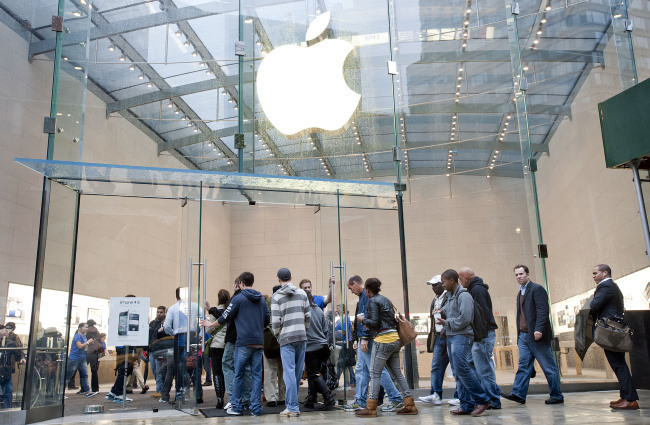 Customers enter an Apple Inc. store in New York. (Bloomberg)