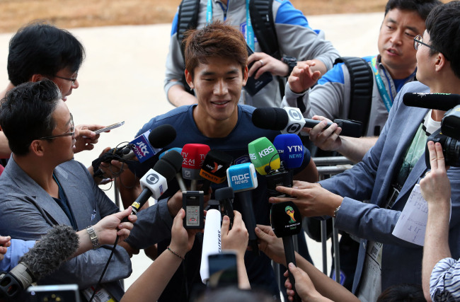 Korea’s Lee Yong speaks to the media on Sunday. (Yonhap)