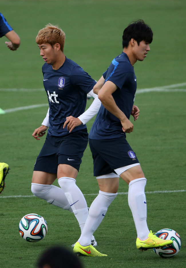 Korean players practice in Cuiaba, Brazil, on Monday, before their first match in the 2014 FIFA World Cup Brazil. (Yonhap)