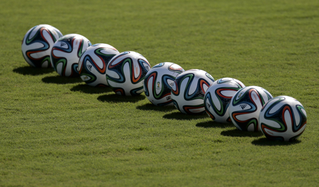 Balls put in line on a pitch during a training session of Russian national soccer team in Itu, Brazil, on Friday, June 13, 2014. Russia will play in group H of the 2014 soccer World Cup. (AP-Yonhap)