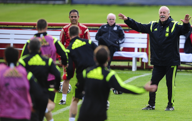 Spain’s head coach Vicente del Bosque (right) gestures during a training session. (AP-Yonhap)