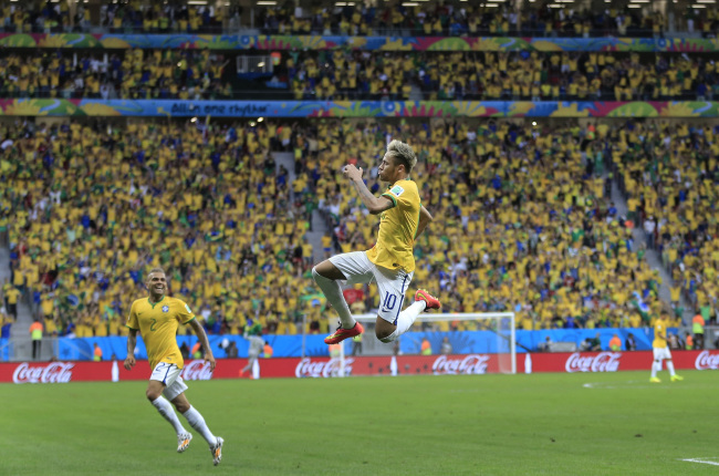 Brazil relied on its star Neymar for two early goals to beat Cameroon 4-1 Monday and reach the World Cup’s knockout stage for a South American showdown against Chile. (AP-Yonhap)