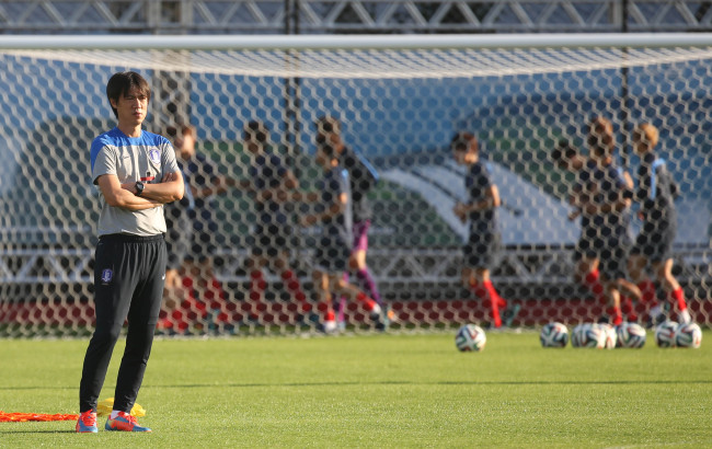 Korea head coach Hong Myung-bo runs a practice session in Foz do Iguacu, Brazil, Monday. ( Yonhap)