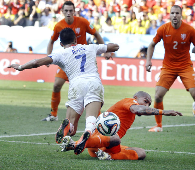 Netherlands` Nigel de Jong stops Chile`s Alexis Sanchez`s attack during the group B World Cup soccer match between the Netherlands and Chile at the Itaquerao Stadium in Sao Paulo, Brazil, Monday. (AP)