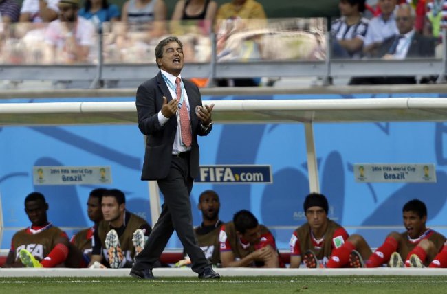 Costa Rica`s head coach Jorge Luis Pinto shouts instructions to his players during the group D World Cup soccer match between Costa Rica and England at the Mineirao Stadium in Belo Horizonte, Brazil, Tuesday. (AP)
