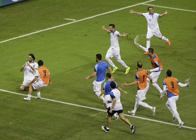 Greece’s Giorgos Samaras (left) celebrates his goal against Ivory Coast in Fortaleza, Brazil, Tuesday. (AP-Yonhap)