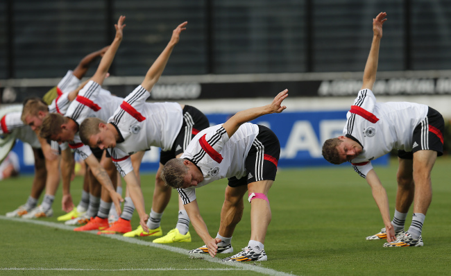 German players stretch during a training session of Germany in Rio de Janeiro, Brazil, Saturday, July 12, 2014. Germany faces Argentina for the 2014 soccer World Cup Final on Sunday. (AP-Yonhap)