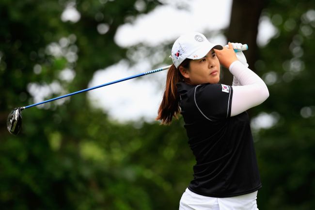 Park In-bee follows her tee shot on the fifth hole during the first round of the International Crown in Owings Mills, Maryland, Thursday. (AFP-Yonhap)