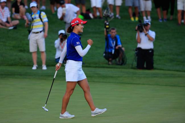 Korea’s Ryu So-yeon celebrates after sinking a putt on the 16th green to defeat the United States on Saturday. (AFP-Yonhap)