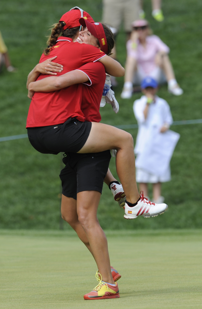 Spain’s Belen Mozo lifts Beatriz Recari after making a birdie on the 16th hole on Sunday. (AP-Yonhap)