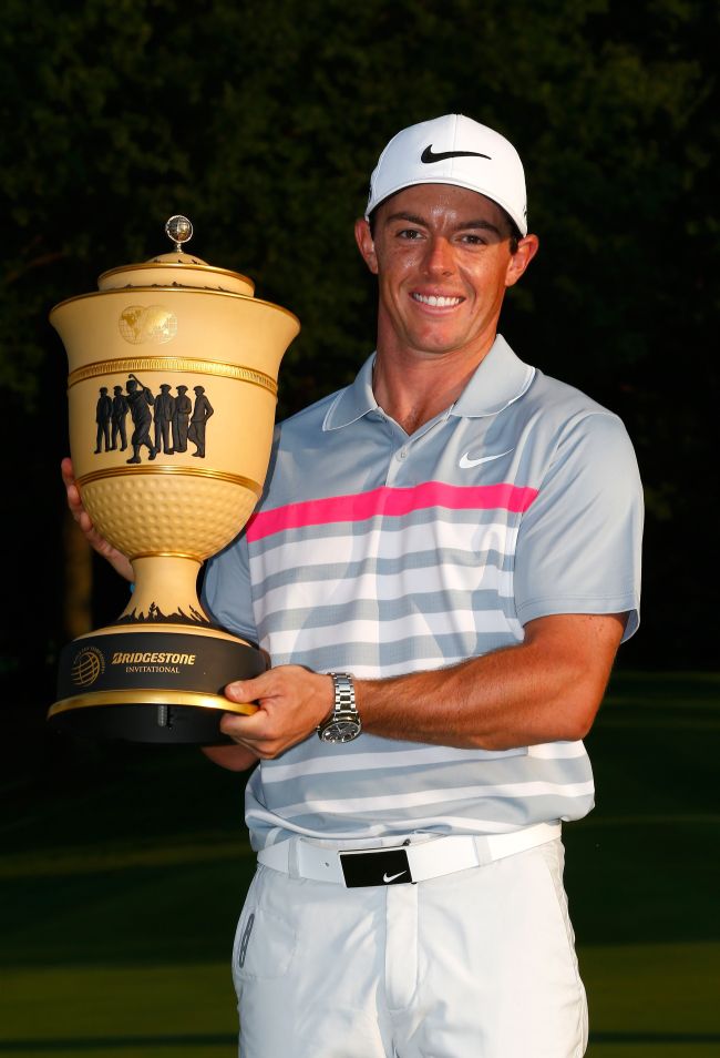 Rory McIlroy holds the Gary Player Cup trophy after winning the World Golf Championships-Bridgestone Invitational on Sunday. (AFP-Yonhap)