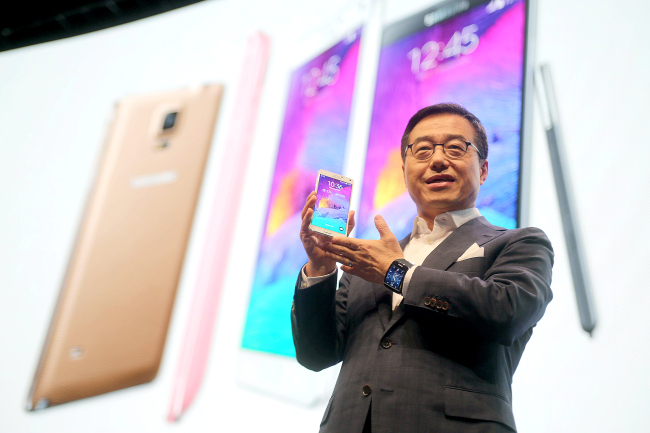 Lee Don-joo, Samsung Electronics Co.’s head of sales and marketing, showcases the Samsung Galaxy Note 4 and Galaxy Note Edge in Berlin on Wednesday. (Yonhap)