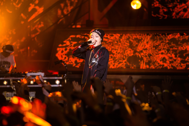 Bobby performs on Mnet rap survival program “Show Me the Money.” (Park Hae-mook/The Korea Herald)