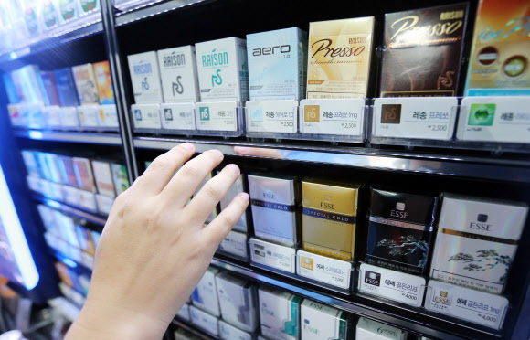 В тайланде можно курить сигареты. Корейские сигареты. Сигареты в Корее. Корейские марки сигарет. Южно корейские сигареты.