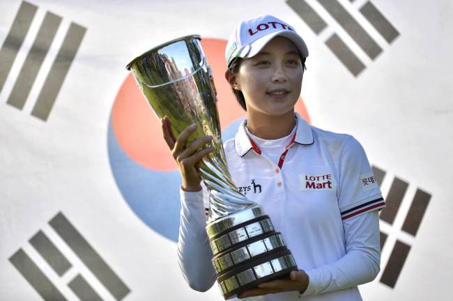 Korea’s Kim Hyo-joo poses with the winner’s trophy on Sunday. (AP-Yonhap)
