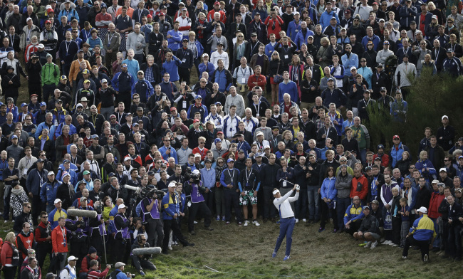 Europe’s Ian Poulter plays a shot on the 18th hole on Saturday. (AP-Yonhap)