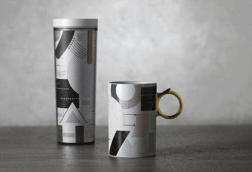 Starbucks’ new tumbler and mug using Hangeul as a design motif (Starbucks)