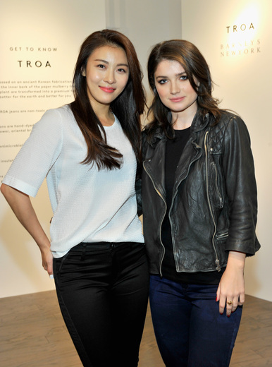Actress Ha Ji-won poses with the event's hostess Eve Hewson at a cocktail party that was organized by TROA on Oct. 28, wearing white shirts and shiny-textured tuxedo jeans that were made of “hanjisa,” one of Korea’s finest raw materials.