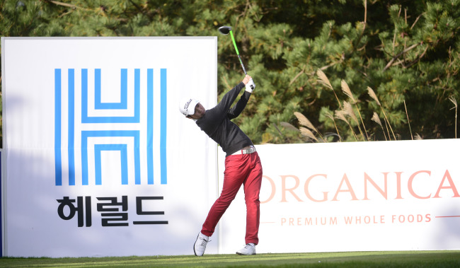Lee Hyung-joon tees off for the 18th hole in the Herald-KYJ Tour Championship at Lotte Skyhill Country Club on Jejudo Island on Monday. He won the championship. (Park Hae-mook/The Korea Herald)