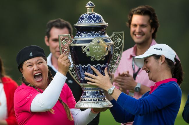 Lorena Ochoa (right) presents Christina Kim with the winner’s trophy in Mexico City on Sunday. (AFP-Yonhap)