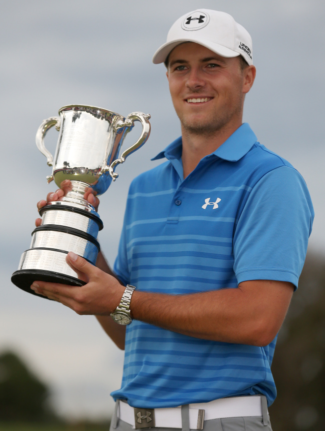 Jordan Spieth poses with the winner’s trophy on Sunday. (AP-Yonhap)