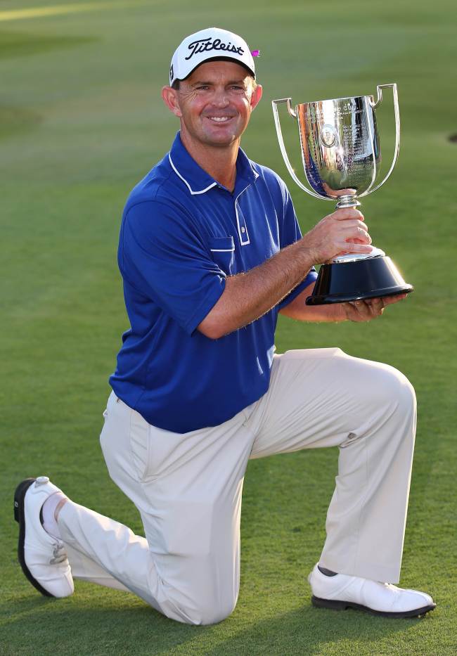 Greg Chalmers poses with the winner’s trophy on Sunday. (AFP-Yonhap)