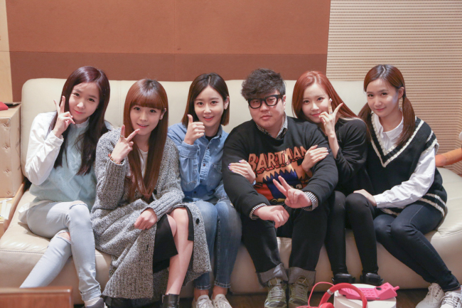 K-pop producer Shinsadong Tiger (third from right) poses with the girl group Crayon Pop. (Chrome Entertainment)