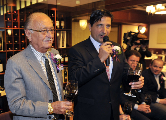 Peter Zwiener (right) and his father Wolfgang Zwiener make a toast in southern Seoul on Thursday. (Wolfgang’s Steakhouse)