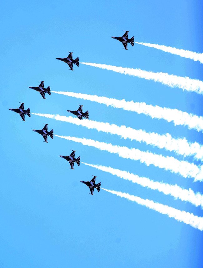 The Black Eagles aerobatic team of the Air Force performs during a joint commission ceremony on March 12. (Yonhap)