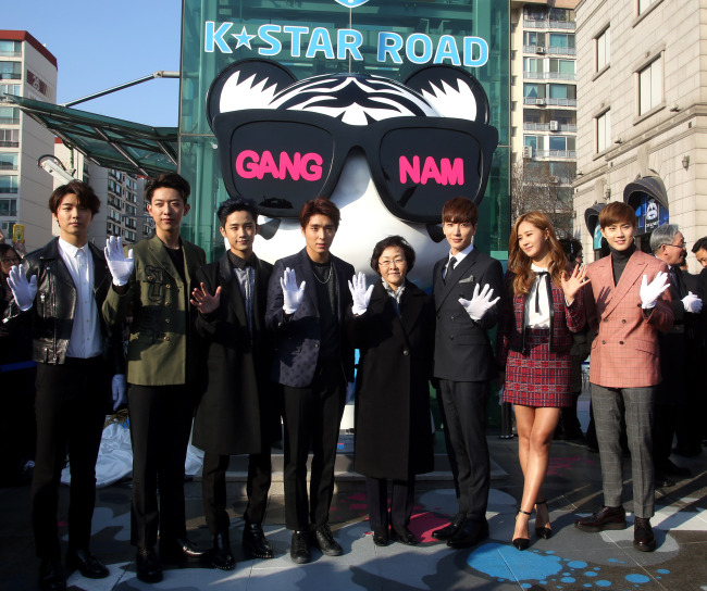 Gangnam Mayor Shin Yeon-hee (fourth from right) poses with K-pop stars to launch the K-Star Road inCheongdam-dong, Gangnam, Seoul.