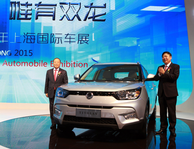 Ssangyong Motor CEO Choi Johng-sik (left) poses with the Tivoli and a Chinese dealership owner at the Auto Shanghai 2015 on Monday. (Ssangyong Motor)