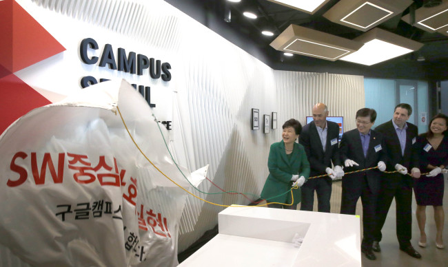 President Park Geun-hye and Google’s Asia-Pacific head Karim Temsamani (second from left) unveil the logo of Campus Seoul during the opening ceremony of the Google space for venture start-ups in Daechi-dong, southern Seoul, Friday. (Yonhap)