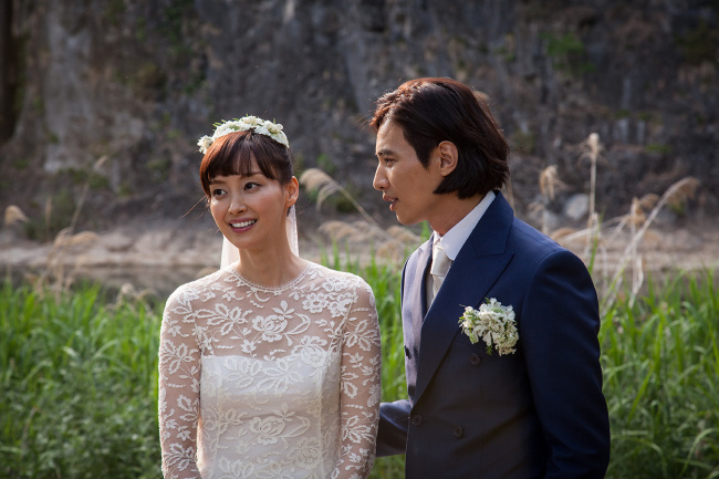 Actress Lee Na-young (left) tied the knot with her actor husband Won Bin on Saturday. (Eden9)